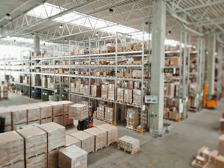 Logistikhalle Kontraktlogistik mit Paletten