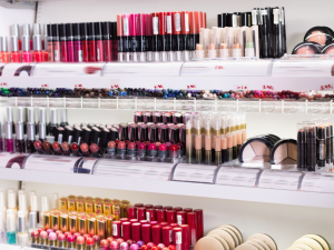 Kosmetiktheke in Drogeriemarkt